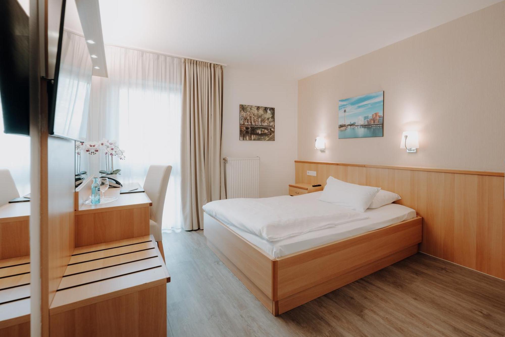 Hotel Am Wald Monheim am Rhein Esterno foto