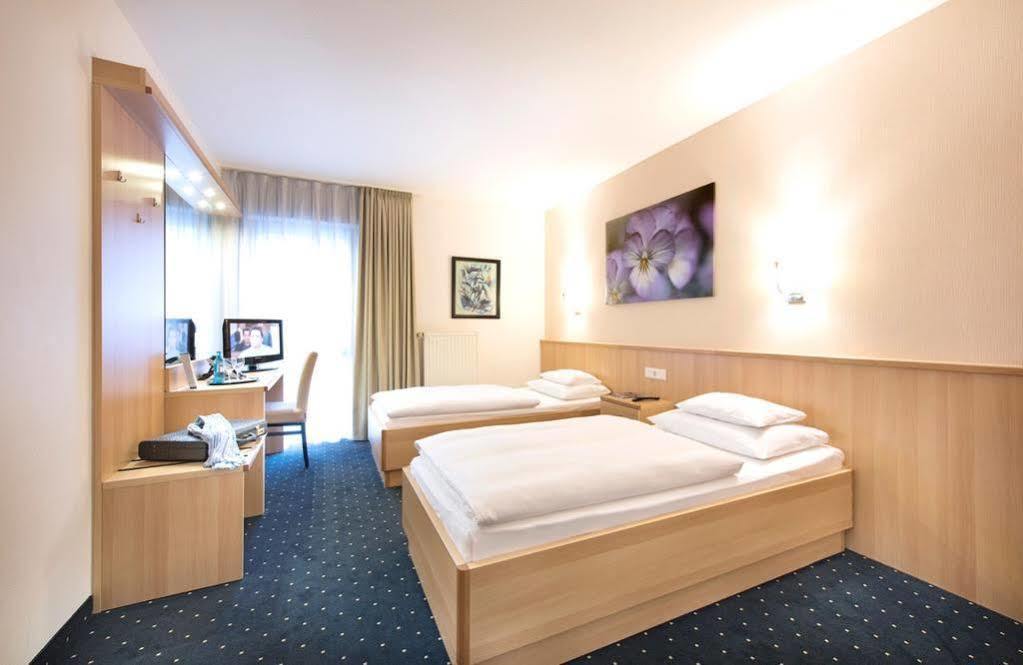 Hotel Am Wald Monheim am Rhein Esterno foto